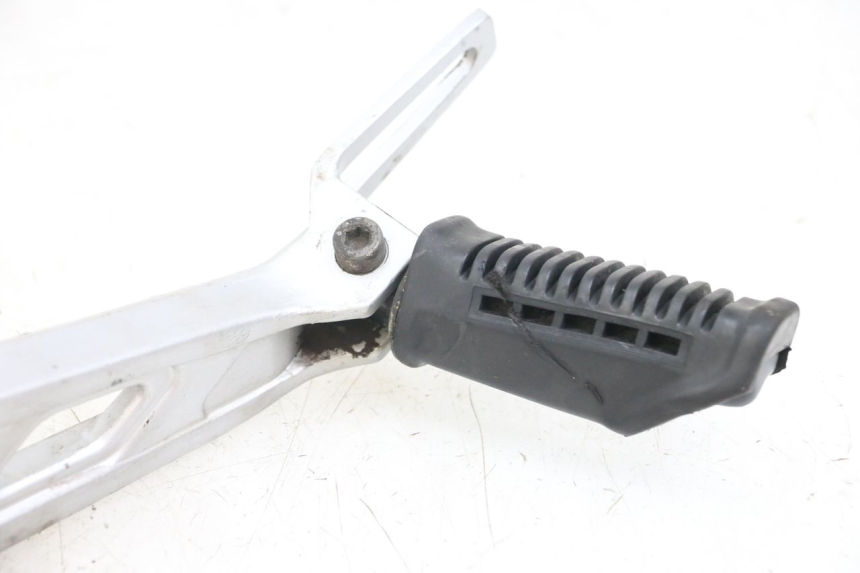 photo de PEDANA ANTERIORE SINISTRA SUPPORTO HYOSUNG GF 125 (2001 - 2005) - Marcature e riferimenti originali