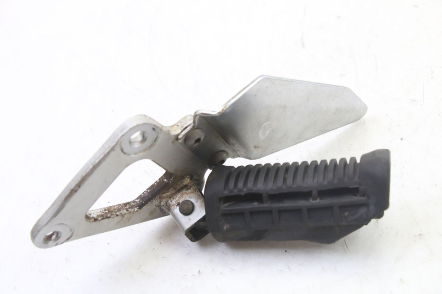 photo de PIASTRA PEDANA ANTERIORE SINISTRA SUZUKI GS GSE 500 (2001 - 2003) - Dettaglio del componente