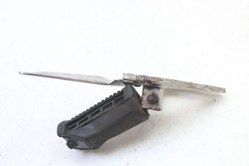 photo de PIASTRA PEDANA ANTERIORE SINISTRA SUZUKI GS GSE 500 (2001 - 2003) - Marcature e riferimenti originali