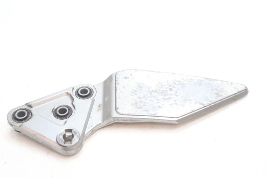 photo de PEDANA ANTERIORE SINISTRA SUPPORTO SUZUKI GSF N BANDIT 1200 (2001 - 2005) - Dettaglio del componente