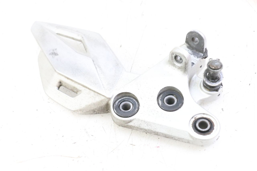 photo de PEDANA ANTERIORE SINISTRA SUPPORTO SUZUKI GSR 750 (2011 - 2017) - Dettaglio del componente