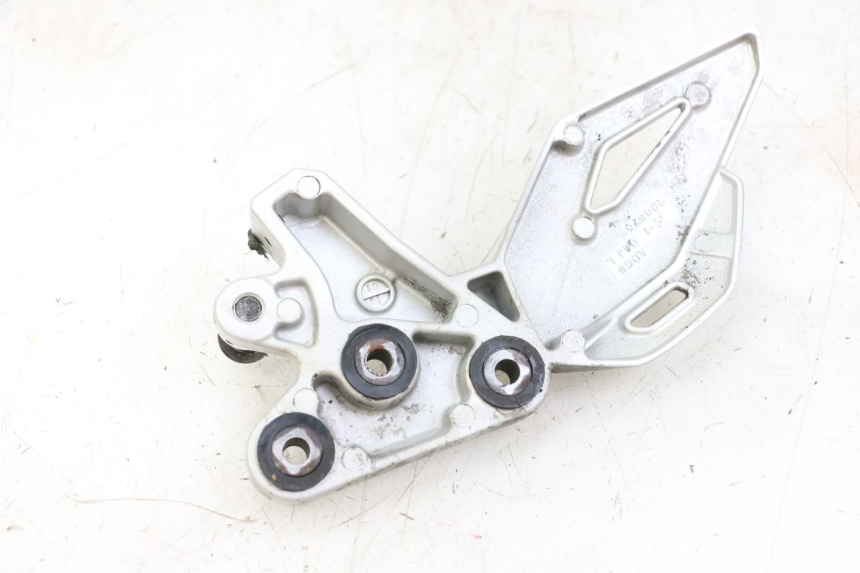 photo de PEDANA ANTERIORE SINISTRA SUPPORTO SUZUKI GSR 750 (2011 - 2017) - Primo piano tecnico