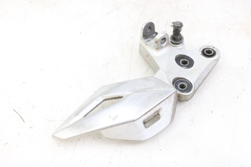 photo de PEDANA ANTERIORE SINISTRA SUPPORTO SUZUKI GSR 750 (2011 - 2017) - Stato della superficie e materiale