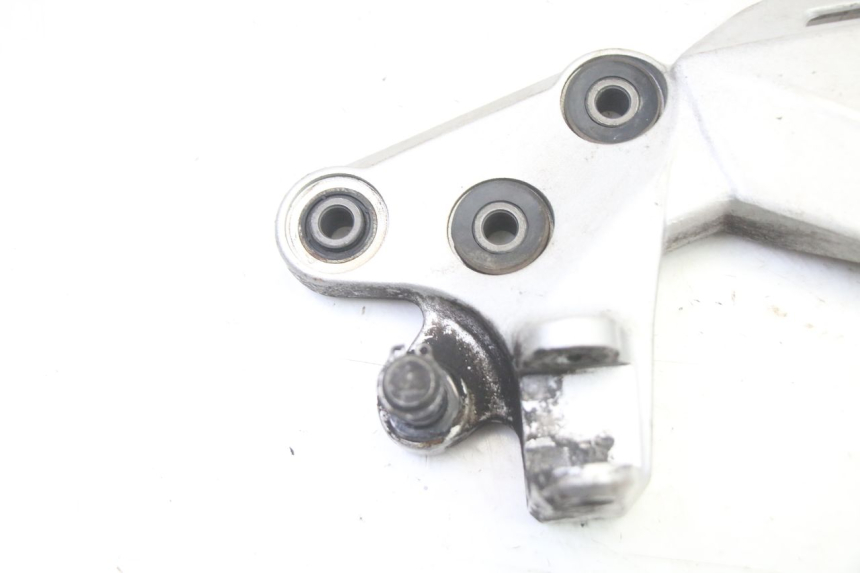 photo de PEDANA ANTERIORE SINISTRA SUPPORTO SUZUKI GSR 750 (2011 - 2017) - Dettaglio del componente