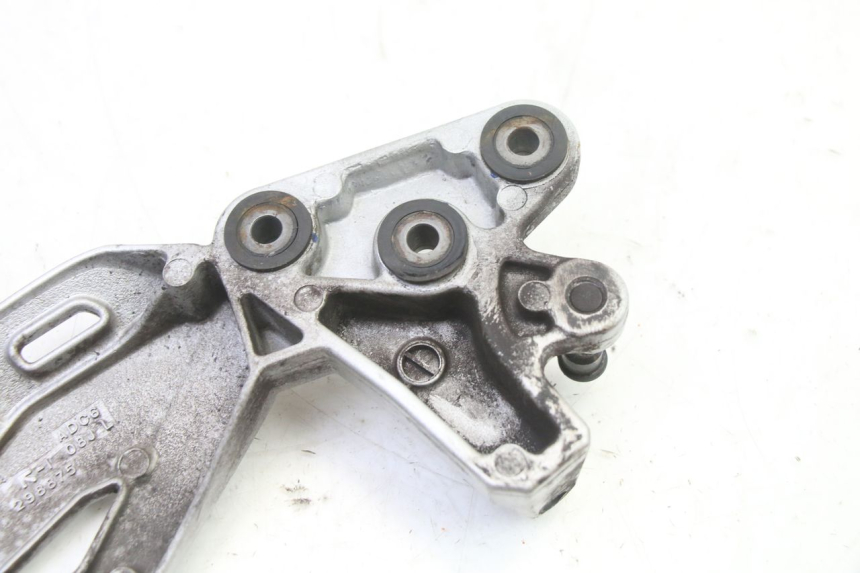 photo de PEDANA ANTERIORE SINISTRA SUPPORTO SUZUKI GSR 750 (2011 - 2017) - Dettagli dei punti di fissaggio