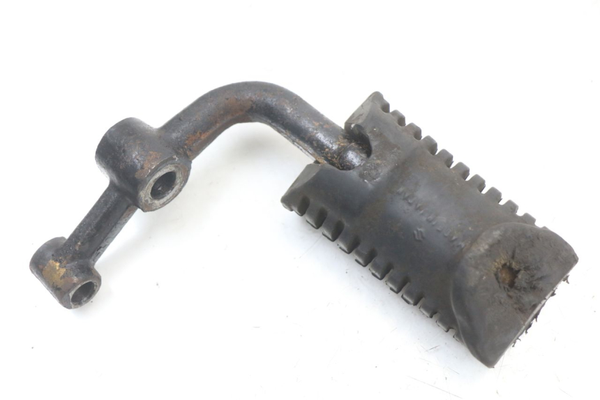 photo de PEDANA ANTERIORE SINISTRA SUPPORTO SUZUKI GSX E 250 (1982 - 1983) - Primo piano tecnico