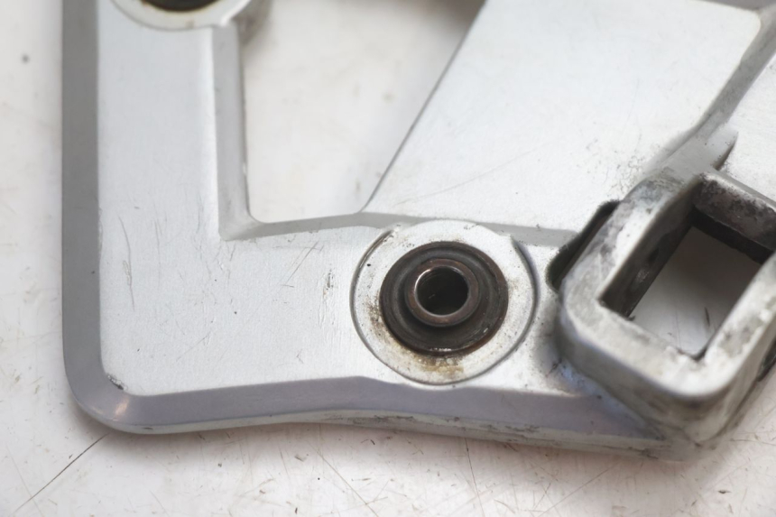 photo de PIASTRA PEDANA ANTERIORE SINISTRA SUZUKI GSX F GSXF 750 (1988 - 1998) - Dettaglio del componente
