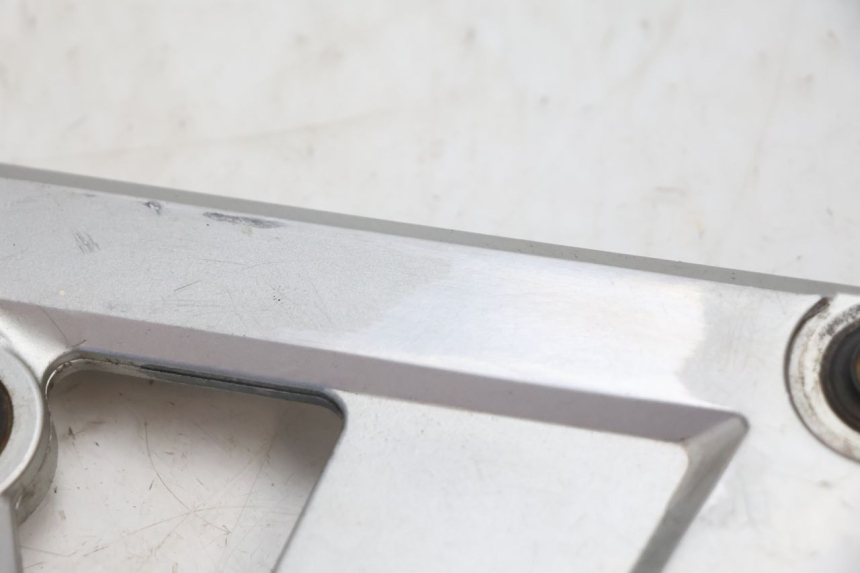 photo de PIASTRA PEDANA ANTERIORE SINISTRA SUZUKI GSX F GSXF 750 (1988 - 1998) - Zoom sullo stato d'uso