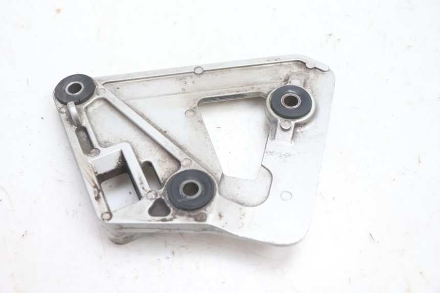 photo de PIASTRA PEDANA ANTERIORE SINISTRA SUZUKI GSX F GSXF 750 (1988 - 1998) - Primo piano tecnico