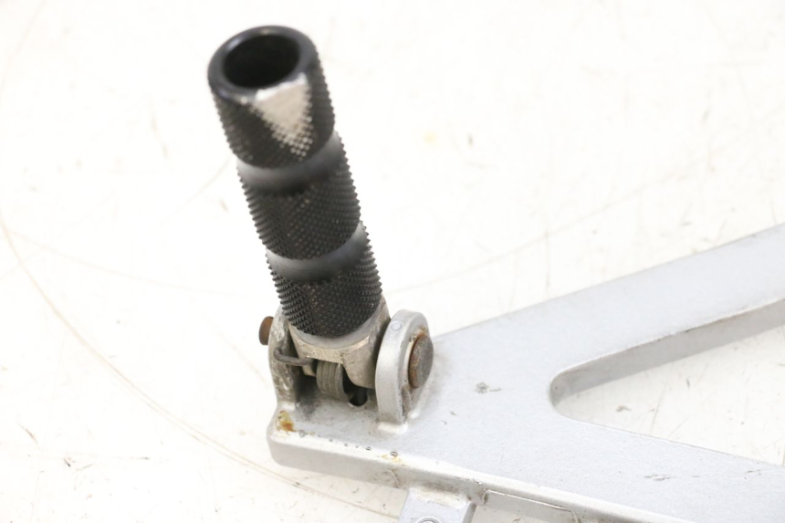 photo de PEDANA ANTERIORE SINISTRA SUPPORTO HONDA NSR R 125 (1994 - 2003) - Dettaglio del componente