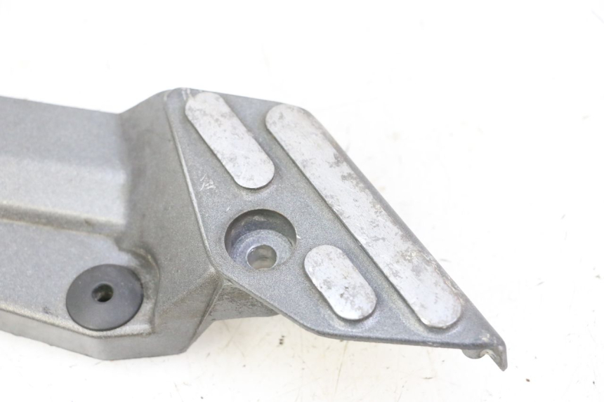 photo de PEDANA ANTERIORE SINISTRA SUPPORTO TRIUMPH SPRINT 900 (1995 - 1998) - Primo piano tecnico
