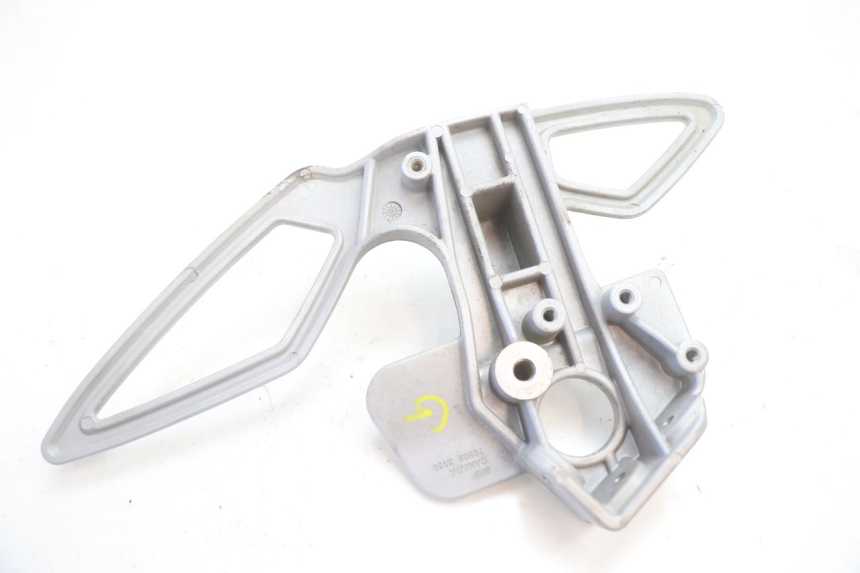 photo de PEDANA ANTERIORE SINISTRA SUPPORTO CAN-AM SPYDER RS 1000 (2008 - 2012) - Dettagli dei punti di fissaggio