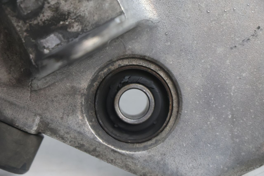 photo de PEDANA ANTERIORE SINISTRA SUPPORTO HONDA ST PAN EUROPEAN 1100 (1990 - 2002) - Zoom sullo stato d'uso