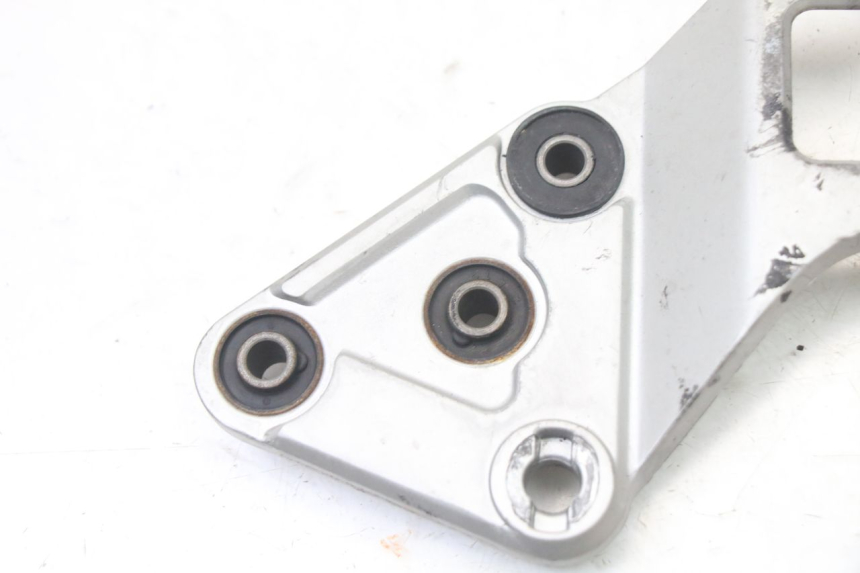 photo de PEDANA ANTERIORE SINISTRA SUPPORTO SUZUKI GSX F GSXF 650 (2007 - 2015) - Dettaglio del componente