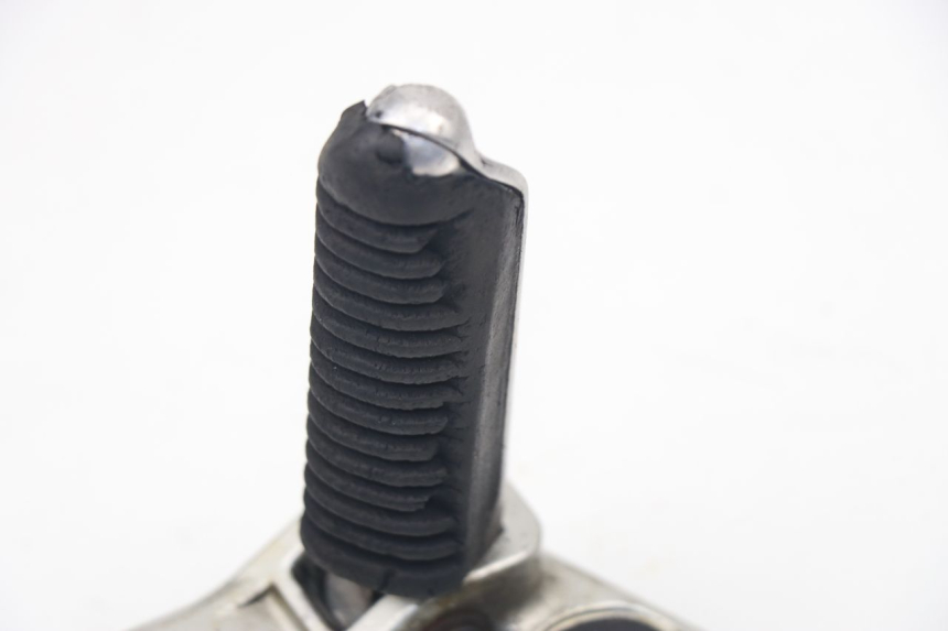 photo de PIASTRA PEDANA ANTERIORE SINISTRA SUZUKI GSX F GSXF 750 (1988 - 1998) - Zoom sullo stato d'uso