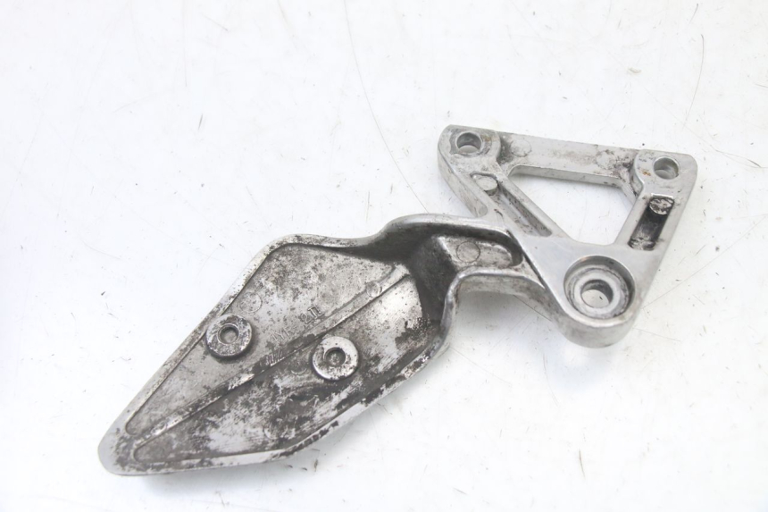 photo de PIASTRA PEDANA ANTERIORE SINISTRA YAMAHA FZS FAZER 600 (2001 - 2003) - Primo piano tecnico