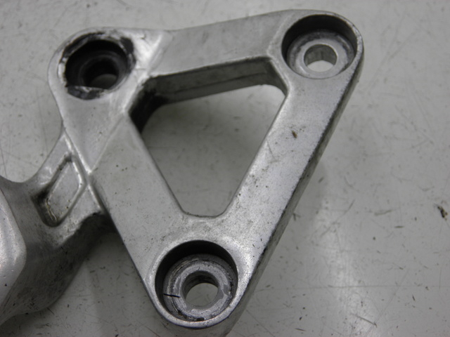 photo de PIASTRA PEDANA ANTERIORE SINISTRA YAMAHA FZS FAZER 600 (1998 - 2001) - Dettaglio del componente