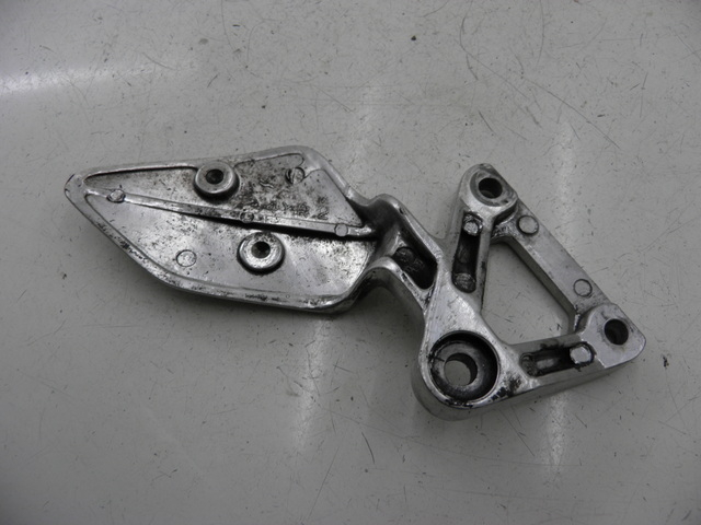 photo de PIASTRA PEDANA ANTERIORE SINISTRA YAMAHA FZS FAZER 600 (1998 - 2001) - Altra angolazione