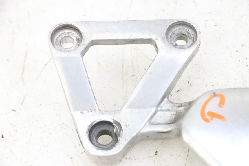 photo de PIASTRA PEDANA ANTERIORE SINISTRA YAMAHA FZS FAZER 600 (2001 - 2003) - Zoom sullo stato d'uso