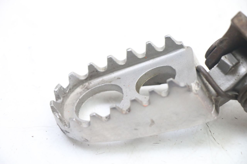 photo de PEDANA ANTERIORE SINISTRA SUPPORTO YAMAHA YZ 125 (2006 - 2016) - Dettaglio del componente