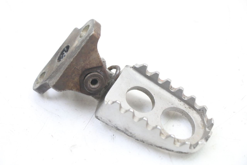 photo de PEDANA ANTERIORE SINISTRA SUPPORTO YAMAHA YZ 125 (2006 - 2016) - Primo piano tecnico
