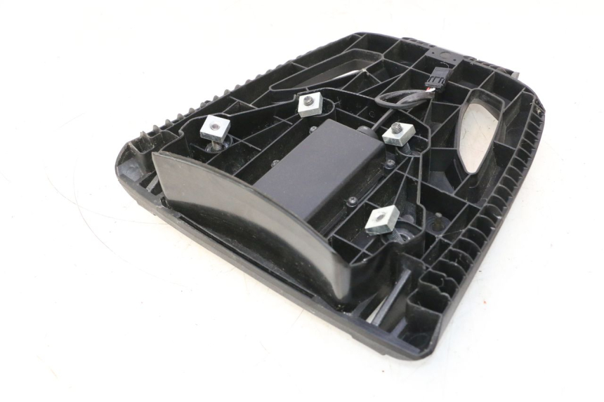 photo de STAFFA ATTACCO PIAGGIO MP3 HPE 530 (2022 - 2026) - Stato della superficie e materiale