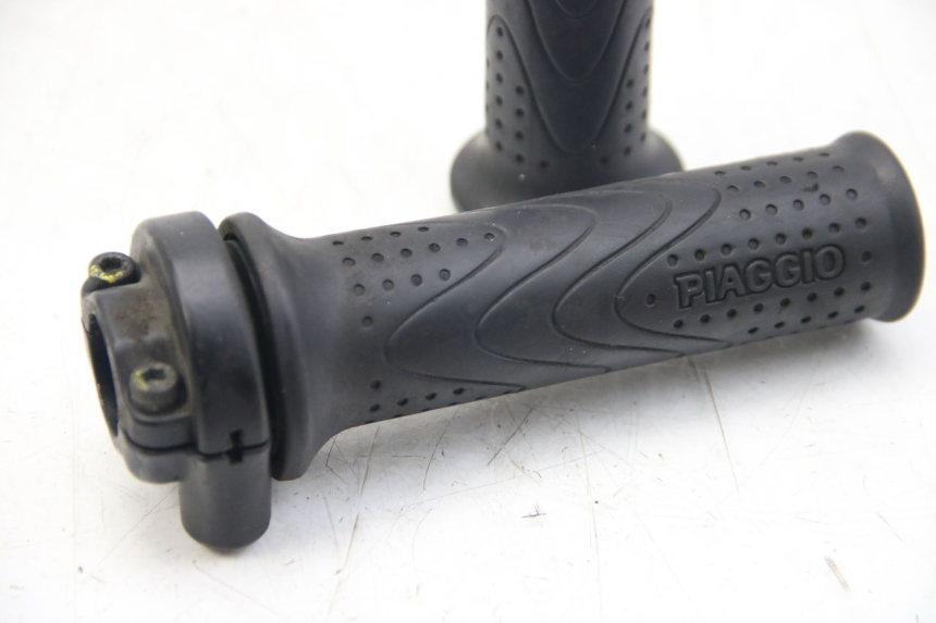 photo de MANOPOLE DELL'ACCELERATORE PIAGGIO BEVERLY 125 (2010 - 2015) - Altra angolazione