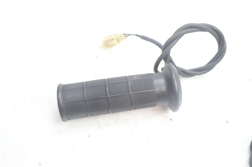 photo de ACCELERATORE SUZUKI BURGMAN EXECUTIVE ABS 650 (2006 - 2012) - Dettagli dei punti di fissaggio