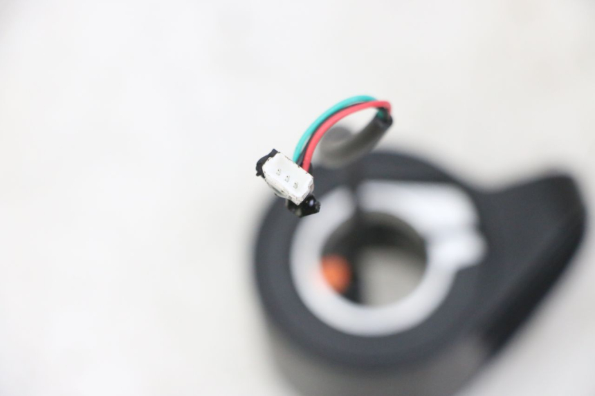 photo de MANIGLIA DELL'ACCELERATORE SEGWAY NINEBOT E2 1 - Altra angolazione