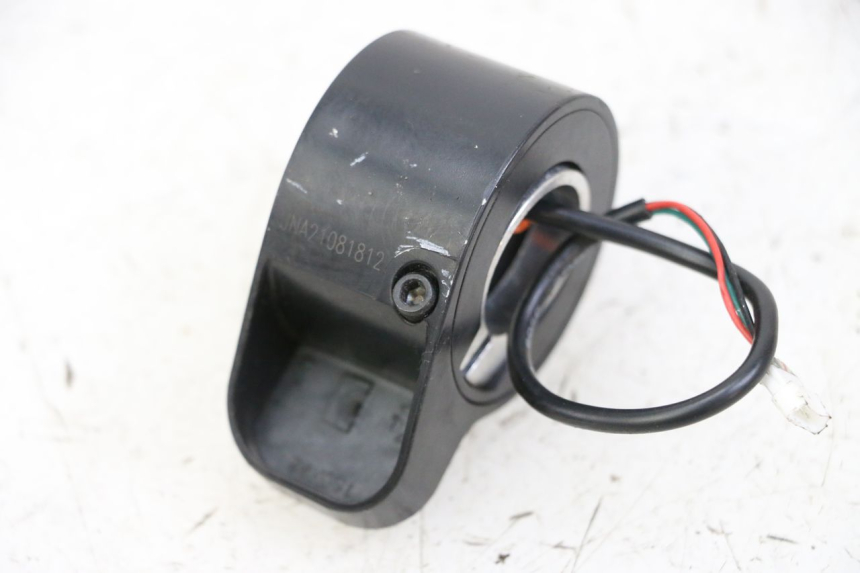 photo de MANIGLIA DELL'ACCELERATORE SEGWAY NINEBOT F40E 1 - Primo piano tecnico
