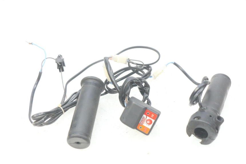 photo de MANOPOLE DELL'ACCELERATORE HONDA FES PANTHEON 2T 125 (1998 - 2002) - Vista principale