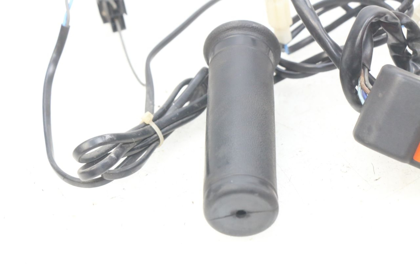 photo de MANOPOLE DELL'ACCELERATORE HONDA FES PANTHEON 2T 125 (1998 - 2002) - Marcature e riferimenti originali