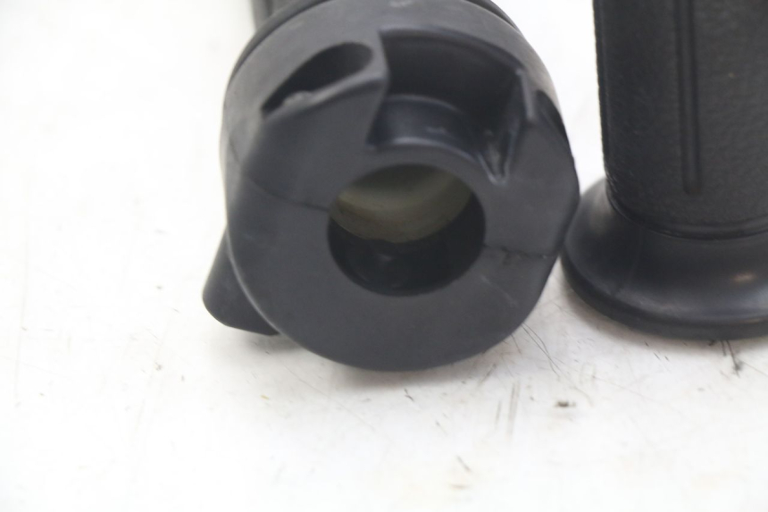 photo de MANOPOLE DELL'ACCELERATORE HONDA FES PANTHEON 2T 125 (1998 - 2002) - Zoom sullo stato d'uso