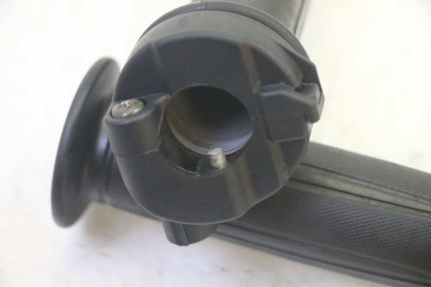 photo de MANOPOLE DELL'ACCELERATORE SYM FIDDLE 3 III 125 (2014 - 2020) - Zoom sullo stato d'uso