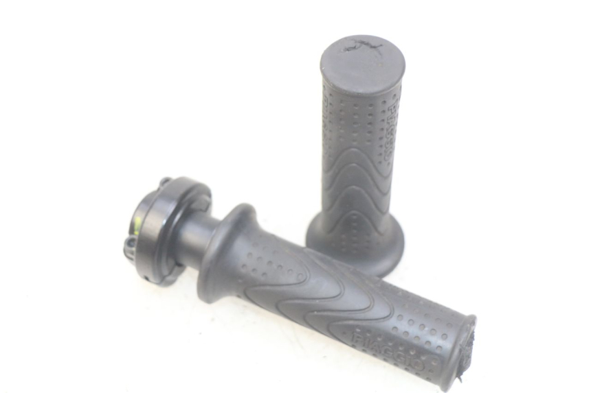 photo de MANOPOLE DELL'ACCELERATORE PIAGGIO FLY 4T 50 (2013 - 2017) - Vista principale