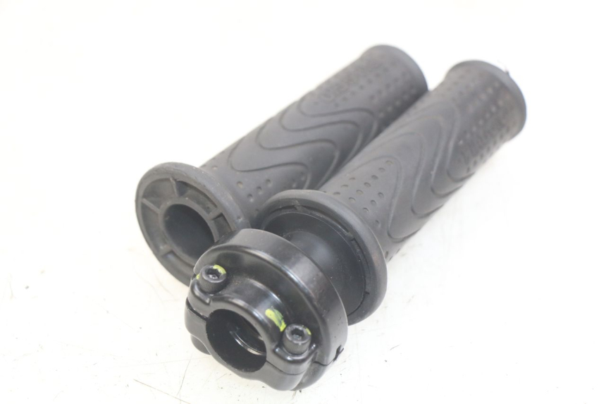 photo de MANOPOLE DELL'ACCELERATORE PIAGGIO FLY 4T 50 (2013 - 2017) - Altra angolazione