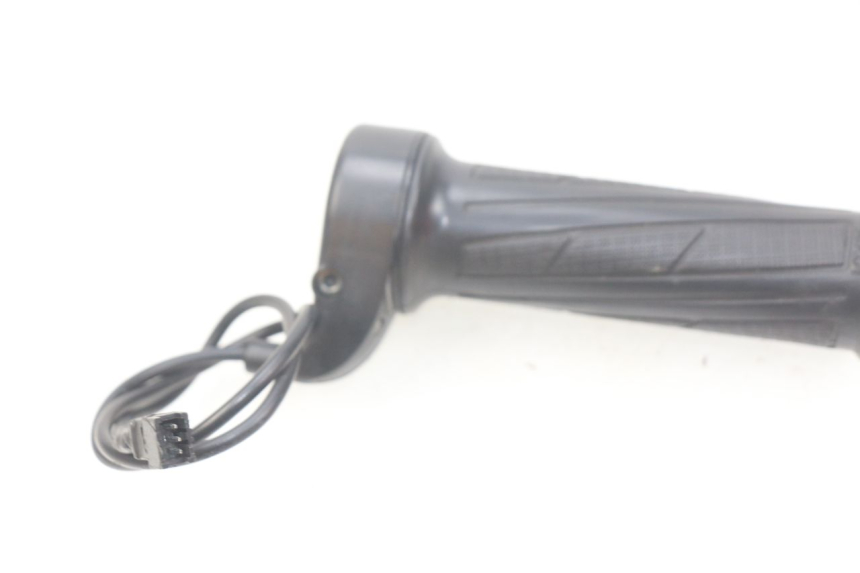 photo de MANOPOLE DELL'ACCELERATORE EUROCKA GREEN 1 - Zoom sullo stato d'uso