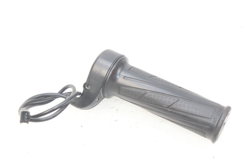 photo de MANOPOLE DELL'ACCELERATORE EUROCKA GREEN 1 - Altra angolazione