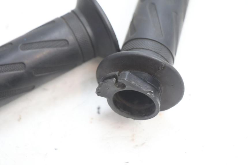photo de Manopola dell'acceleratore PEUGEOT KISBEE 4T 50 (2018 - 2022) - Altra angolazione