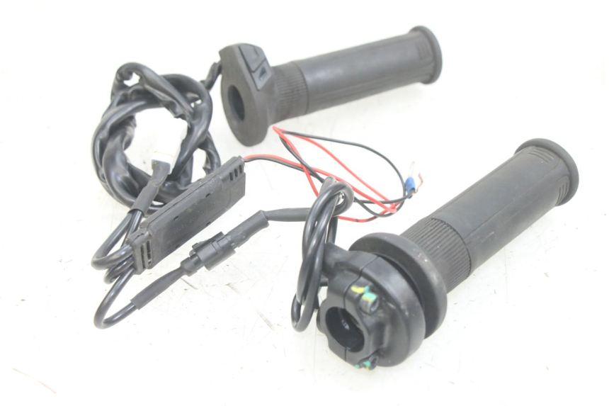 photo de MANOPOLE DELL'ACCELERATORE PIAGGIO MEDLEY 125 (2016 - 2023) - Primo piano tecnico