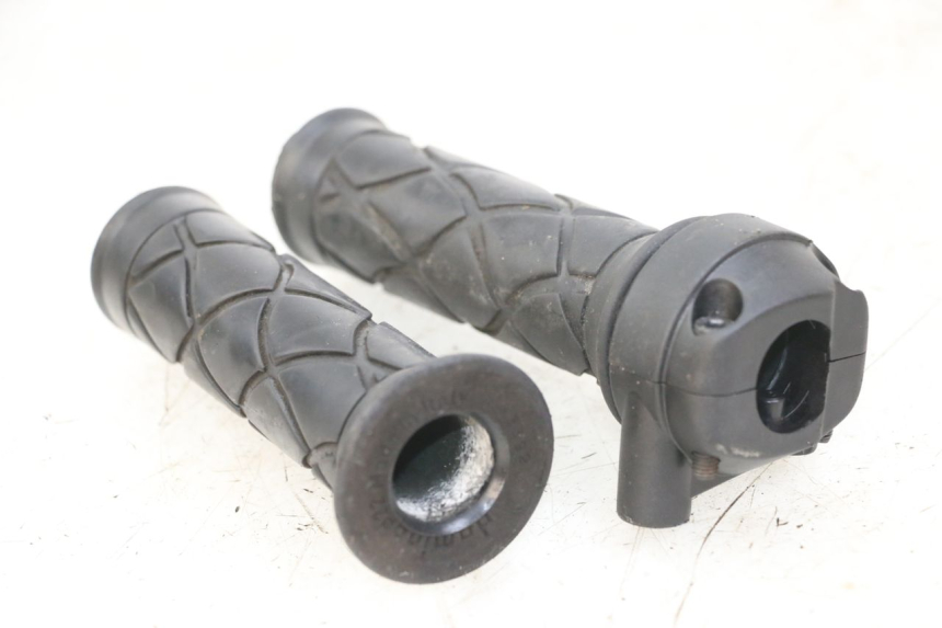 photo de Manopola dell'acceleratore YAMAHA NEOS NEO'S 4T 50 (2008 - 2016) - Altra angolazione