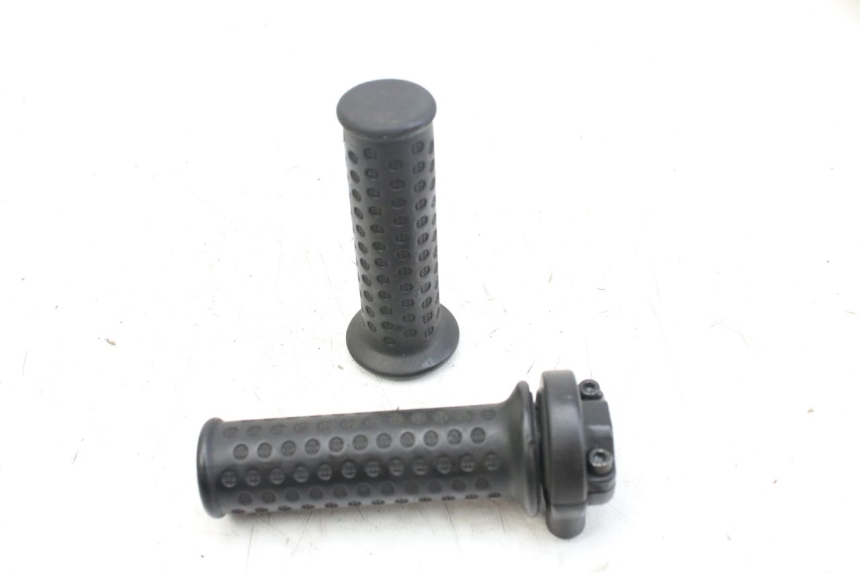 photo de MANOPOLE DELL'ACCELERATORE PIAGGIO NEW TYPHOON 50 (2018 - 2021) - Dettagli dei punti di fissaggio