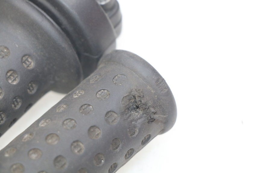 photo de MANOPOLE DELL'ACCELERATORE APRILIA SR 2T 50 (2018 - 2022) - Zoom sullo stato d'uso