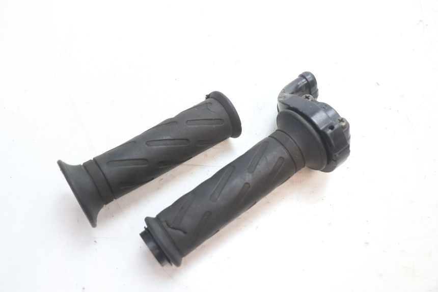 photo de ACCELERATORE SUZUKI SV S 650 (2003 - 2009) - Zoom sullo stato d'uso
