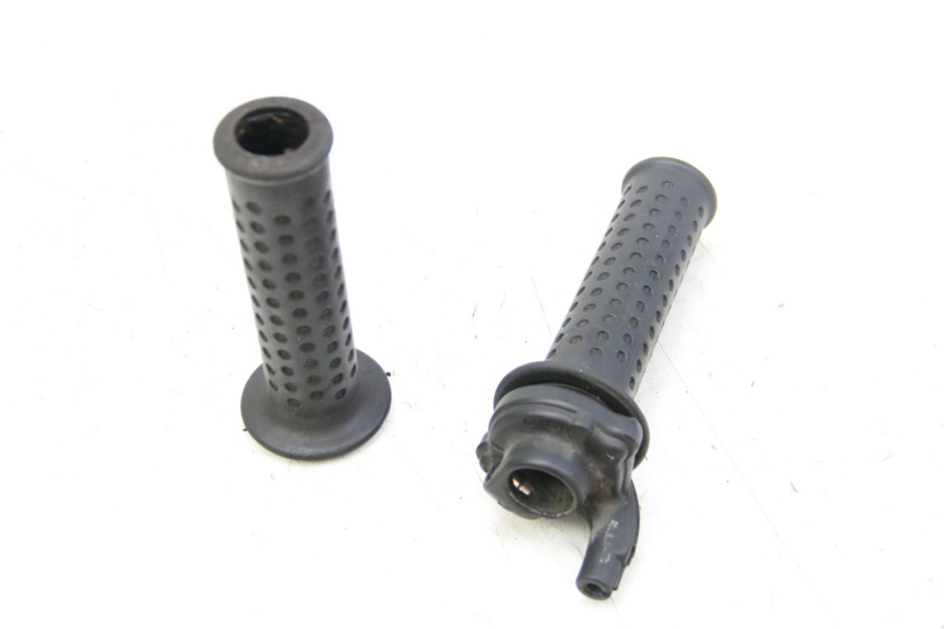 photo de MANOPOLE DELL'ACCELERATORE PIAGGIO VESPA GRANTURISMO 125 (2003 - 2007) - Zoom sullo stato d'uso