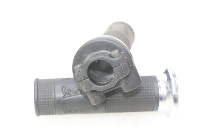 photo de MANOPOLE DELL'ACCELERATORE PIAGGIO VESPA GTS IGET ABS 125 (2017 - 2023) - Zoom sullo stato d'uso