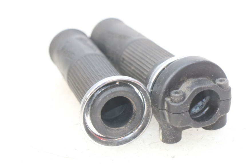 photo de MANOPOLE DELL'ACCELERATORE PIAGGIO VESPA GTS IGET ABS 125 (2017 - 2023) - Primo piano tecnico