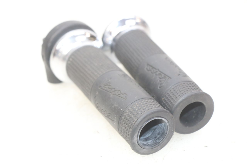 photo de MANOPOLE DELL'ACCELERATORE PIAGGIO VESPA GTS IGET ABS 125 (2017 - 2023) - Vista d'insieme del prodotto