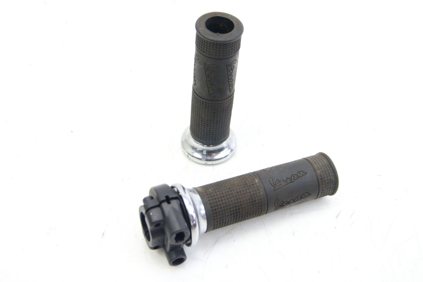 photo de MANOPOLE DELL'ACCELERATORE PIAGGIO VESPA GTS SUPER IE 125 (2009 - 2016) - Vista principale