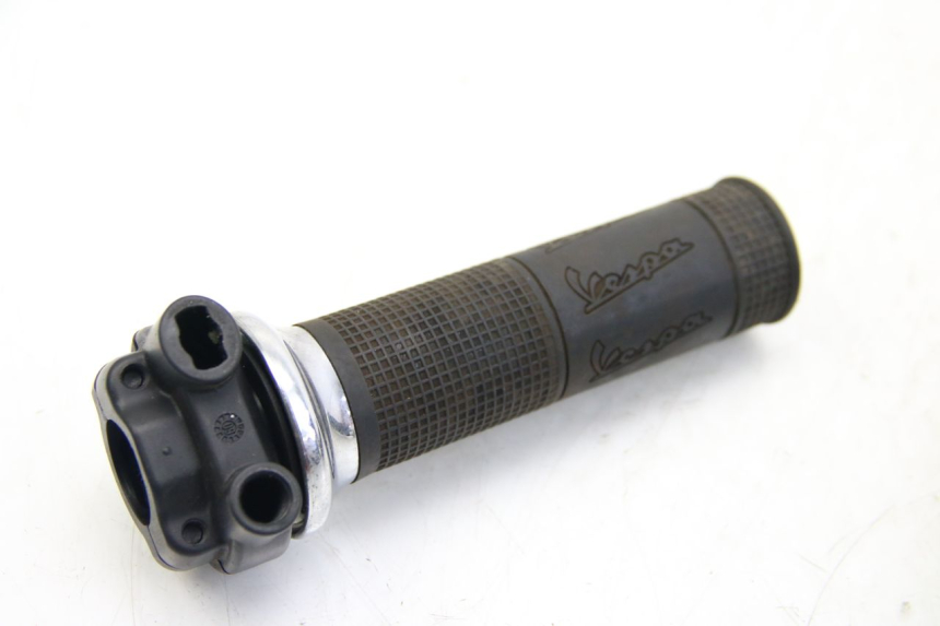 photo de MANOPOLE DELL'ACCELERATORE PIAGGIO VESPA GTS SUPER IE 125 (2009 - 2016) - Zoom sullo stato d'uso